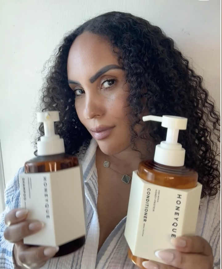 Example of a mom influencer demonstrating a new shampoo.